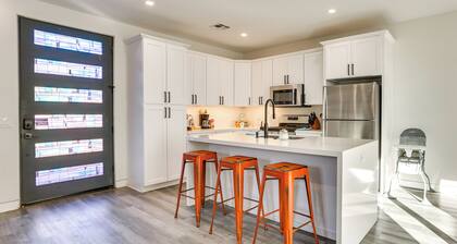 2 Mi to Dtwn Shops & Eats! Phoenix Apartment