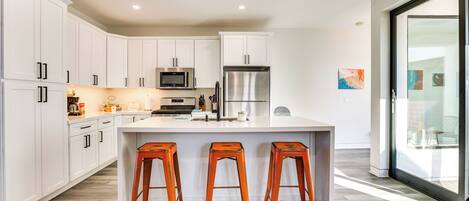 Fridge, microwave, stovetop, dishwasher