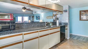 Fridge, microwave, stovetop, dishwasher