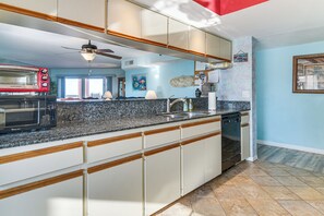 Frigorifero, microonde, piano cottura, lavastoviglie