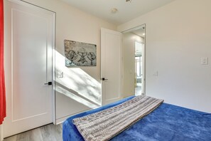 2 bedrooms, desk, iron/ironing board, internet
