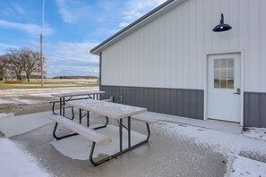 Outdoor dining - Patio & Parking! Modern Bunkhouse Near Lake Erie (Oak Harbor)