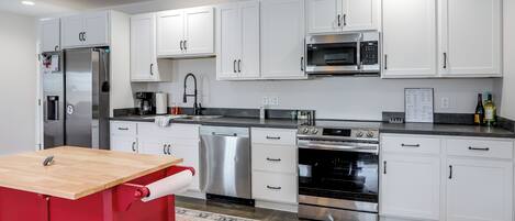 Microwave, stovetop, dishwasher, coffee/tea maker