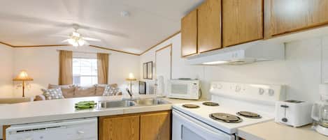 Réfrigérateur, micro-ondes, plaque de cuisson, lave-vaisselle