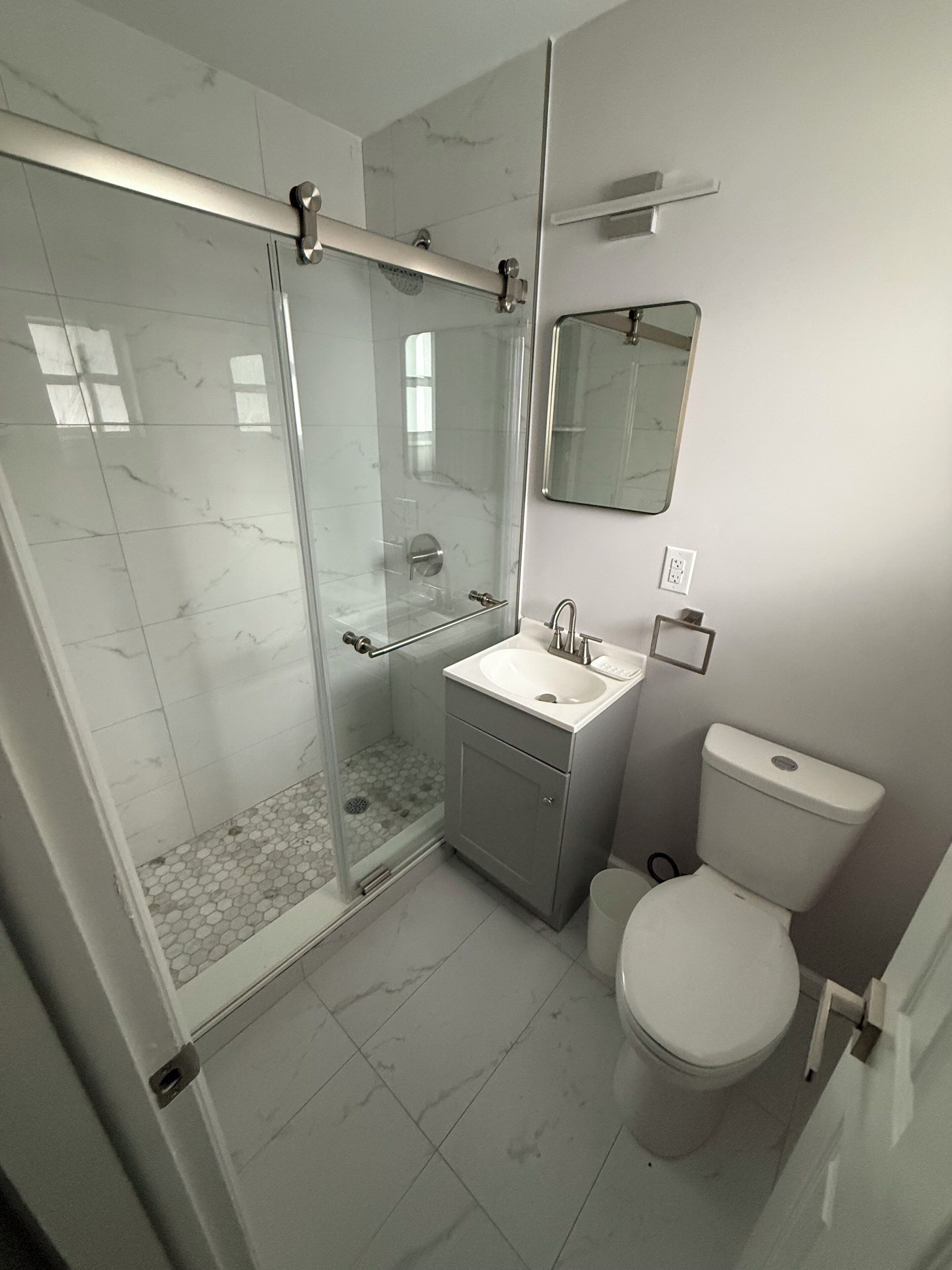 Suite, terras | Badkamer | Een douche, een haardroger, handdoeken, zeep