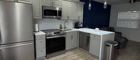 Suite, Patio | Private kitchen | Full-size fridge, microwave, oven, stovetop