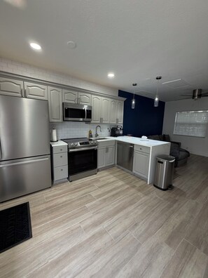 Suíte, varanda | Cozinha privada | Geladeira grande, micro-ondas, fogão, cooktop