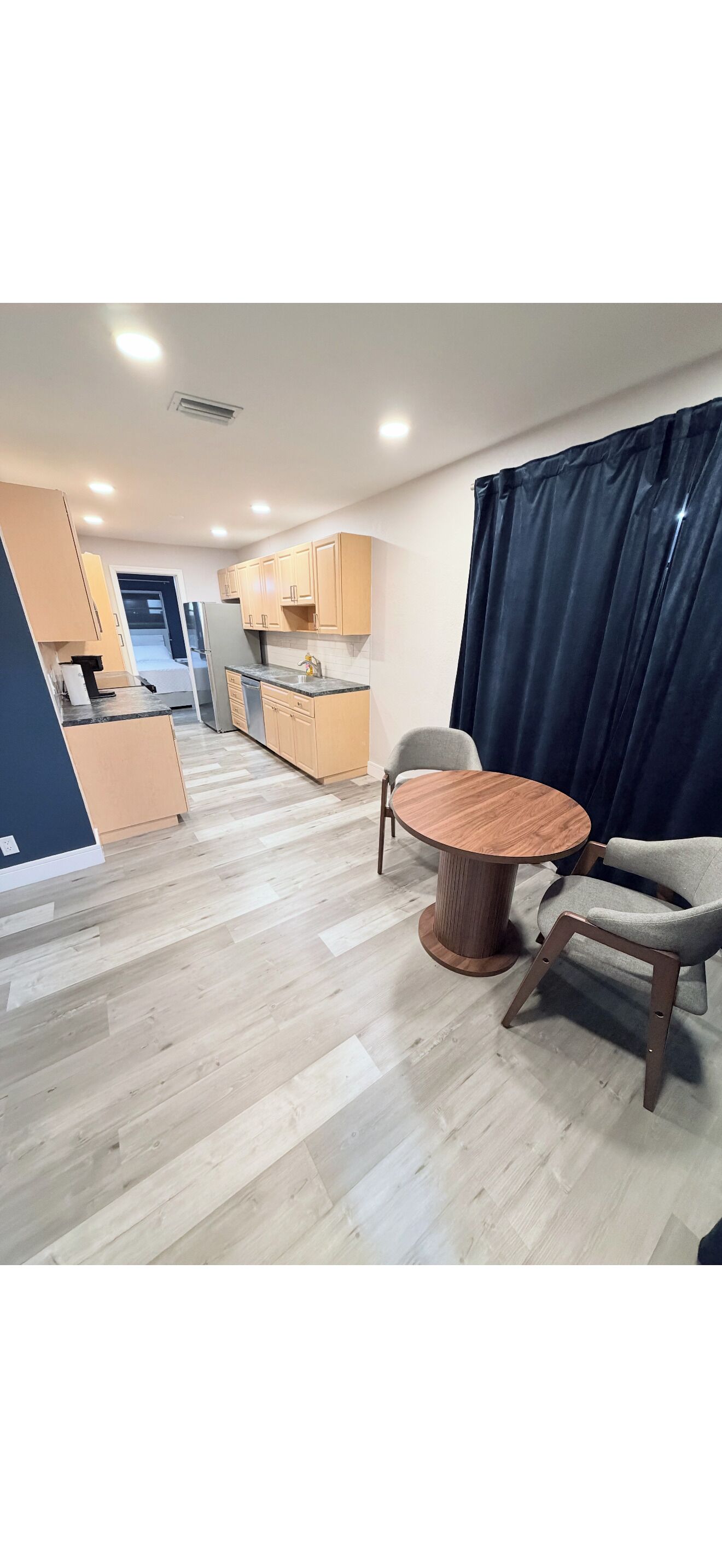 Familiesuite | Minibar, safe på rommet, blendingsgardiner og wi-fi (inkludert)