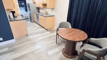 Familiesuite | Minibar, safe på rommet, blendingsgardiner og wi-fi (inkludert)