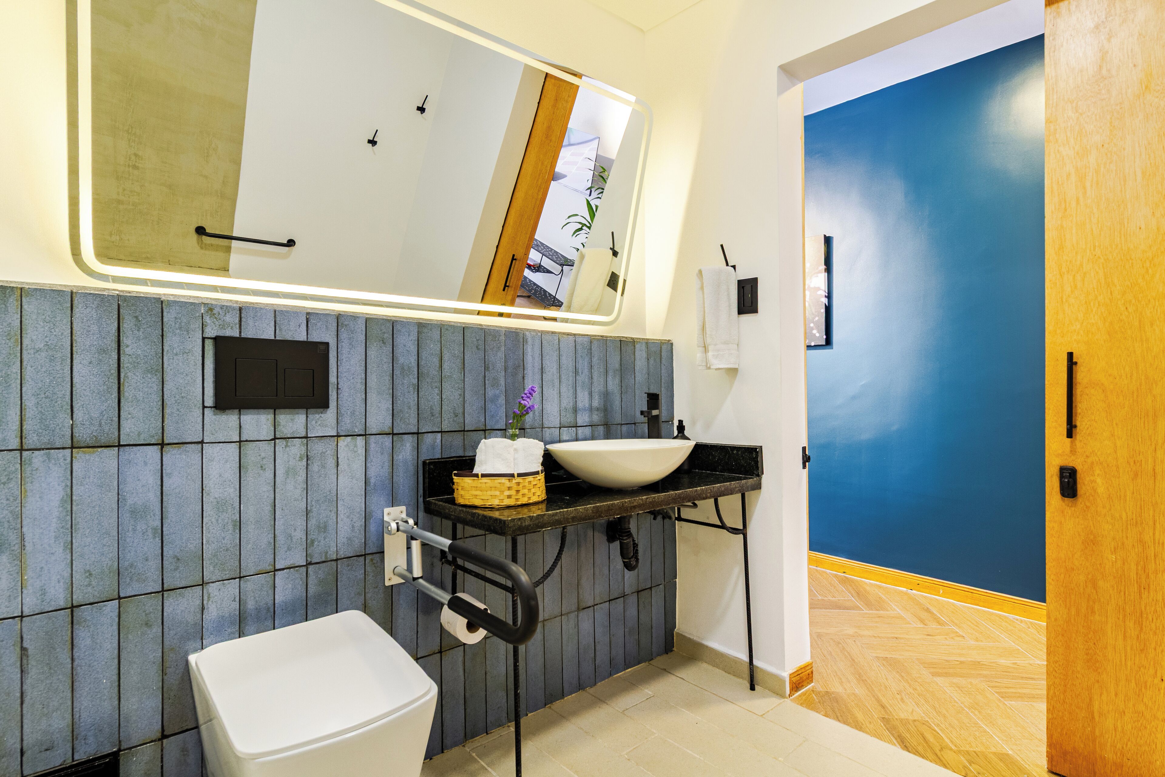 Regadera, secadora de cabello, toallas, jabón 