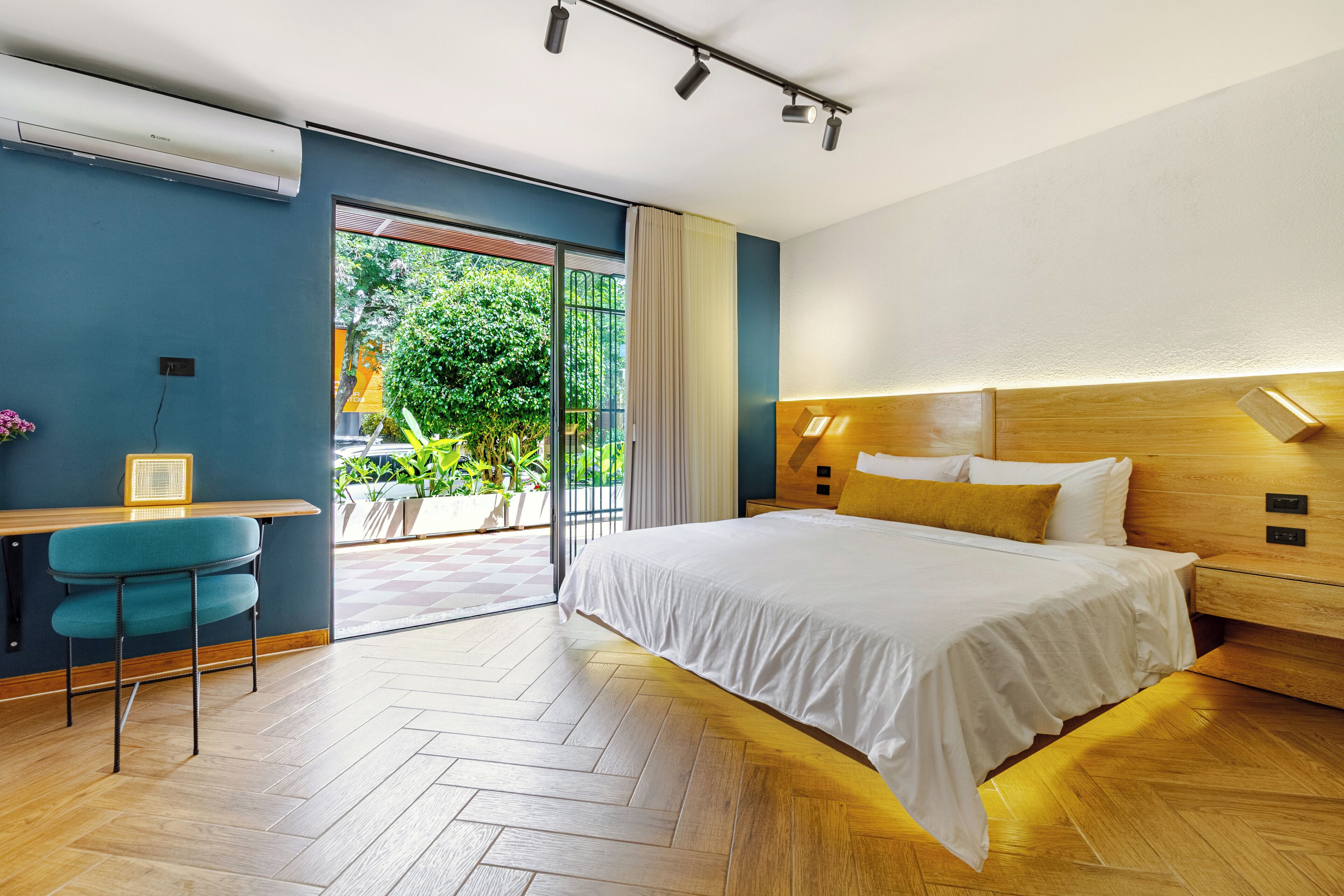 مكواة/لوح كي وخدمة الإنترنت وملاءات أسرّة