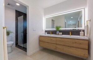Shower, hair dryer, towels, soap - HUGE PRICE REDUCTION!!!!
 Unobstructed San Jacinto Mountain Views  Pool, Spa (Palm Springs)