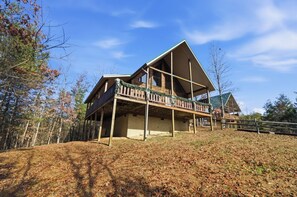 Exterior - An Indian Dream w/ Hot Tub (Sevierville)