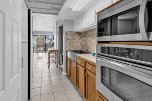 Fridge, microwave, oven, coffee/tea maker - Bluewater Resort V103 (Myrtle Beach)