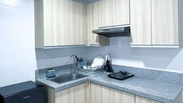 Jääkaappi, mikroaaltouuni, liesi, keittoastiat/astiat/ruokailuvälineet