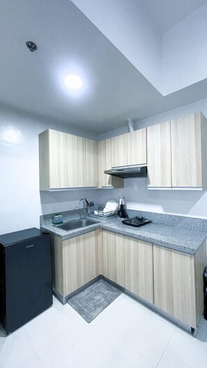 Fridge, microwave, stovetop, cookware/dishes/utensils - WV Towers - Cozy Studio Base Near City Hotspots (Iloilo City)