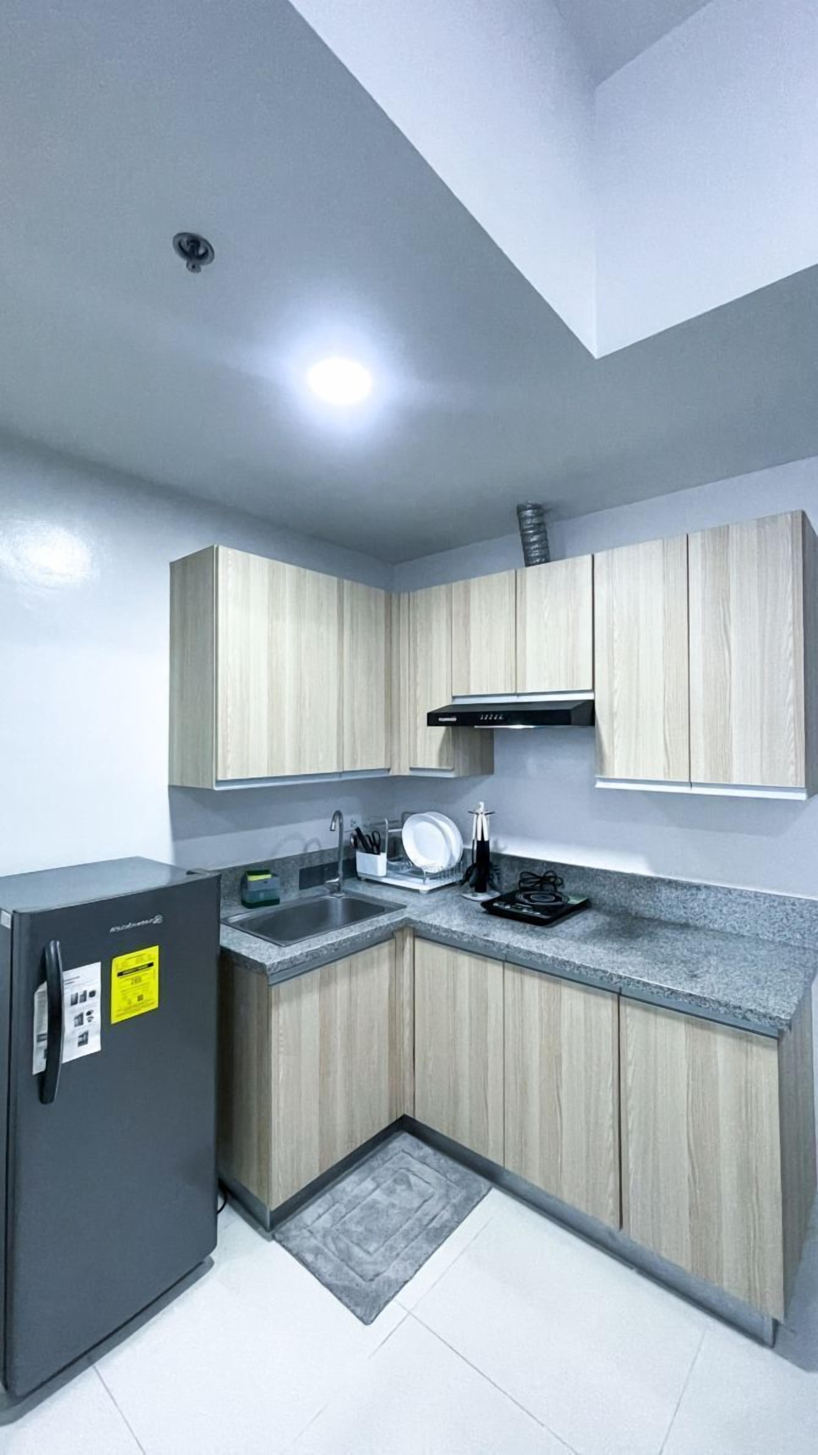 Kühlschrank, Mikrowelle, Herdplatte, Kochgeschirr/Geschirr/Besteck