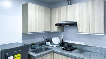 Kühlschrank, Mikrowelle, Herdplatte, Kochgeschirr/Geschirr/Besteck