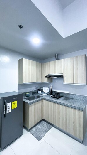 Kühlschrank, Mikrowelle, Herdplatte, Kochgeschirr/Geschirr/Besteck