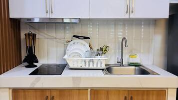 KĂŒhlschrank, Mikrowelle, Herdplatte, Kochgeschirr/Geschirr/Besteck