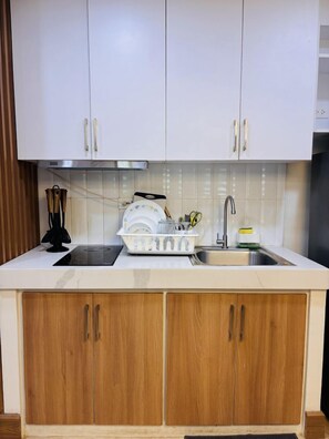 Fridge, microwave, stovetop, cookware/dishes/utensils - Cozy 2BR Condo at One Spatial (Iloilo City)