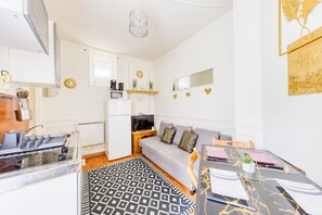 Smart TV - Central Clichy 25m, 12mn from metro13 (Clichy)