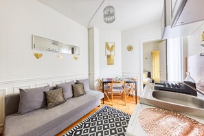 Living area - Central Clichy 25m, 12mn from metro13 (Clichy)