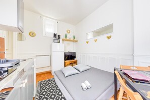 Room - Central Clichy 25m, 12mn from metro13 (Clichy)