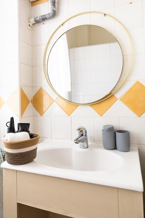 Bathroom - Central Clichy 25m, 12mn from metro13 (Clichy)