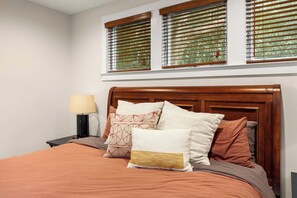 Iron/ironing board, WiFi, bed sheets - Downtown! Dog Friendly! Both Bedrooms W King Beds!  Book Your 5Star Stay Now! (Asheville)