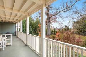 Property grounds - Downtown! Dog Friendly! Both Bedrooms W King Beds!  Book Your 5Star Stay Now! (Asheville)