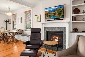 Interior - Downtown! Dog Friendly! Both Bedrooms W King Beds!  Book Your 5Star Stay Now! (Asheville)