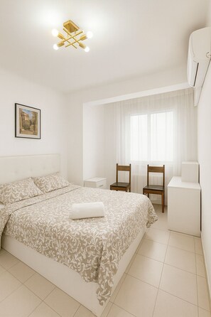 3 bedrooms, iron/ironing board, WiFi, bed sheets - Newly renovated apartment near the sea (Barcelona)