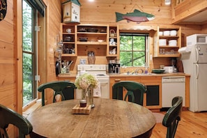 Private kitchen - Square Bottom in town of Leland (Leland)