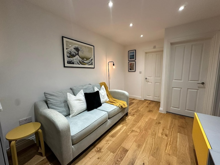 Fully Equipped Family-sized Flat Offers Everything You Need For Your Stay. - Barking