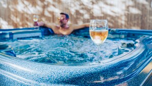 Ein Whirlpool mit einem Glas Wein.