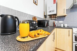 Fridge, microwave, oven, stovetop - Spacious 4 Bed Home | Free Parking & Fast WiFi | Excellent Transport Links (Denton)
