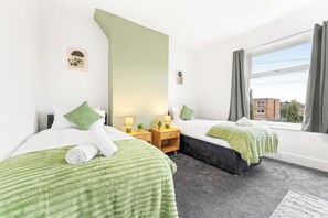 Desk, iron/ironing board, free WiFi, bed sheets - Spacious 4 Bed Home | Free Parking & Fast WiFi | Excellent Transport Links (Denton)