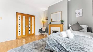 Escritorio, tabla de planchar con plancha, wifi gratis y ropa de cama