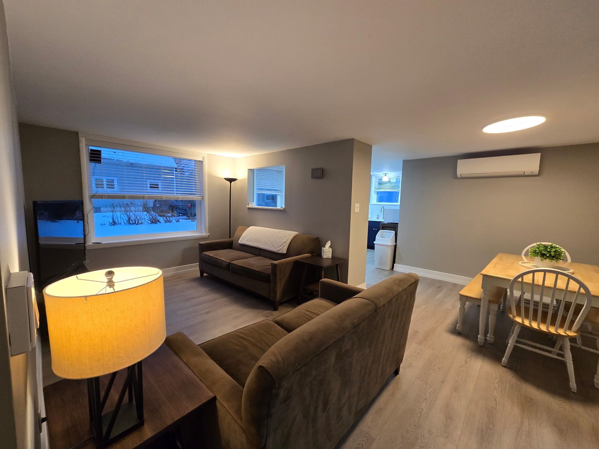 Een televisie en boeken