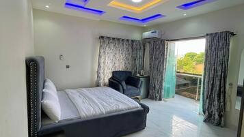 Suite Mewah | Meja kerja dan ruang kerja ramah laptop