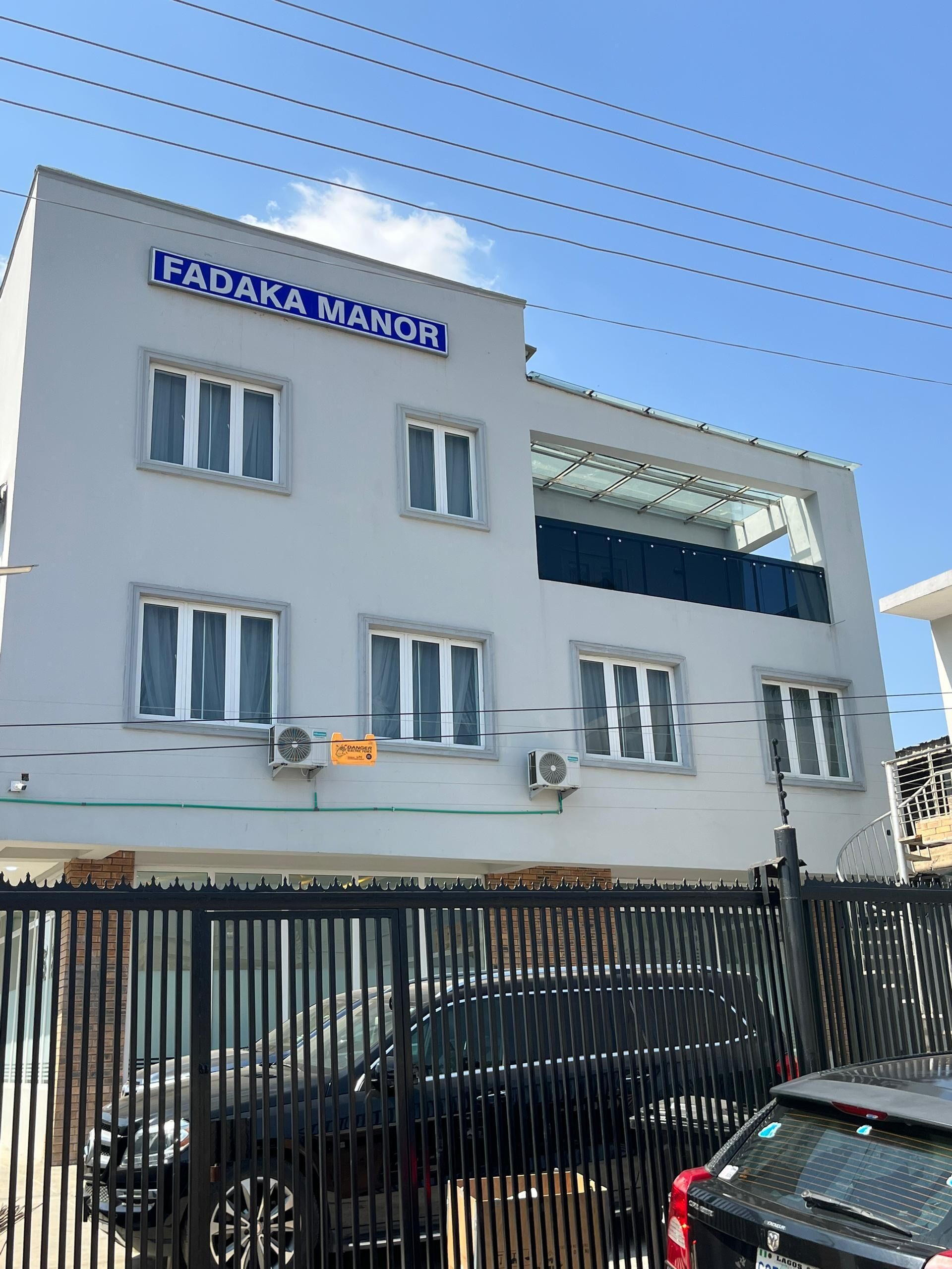 Vista frontal de la propiedad