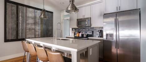 Réfrigérateur, micro-ondes, four, plaque de cuisson