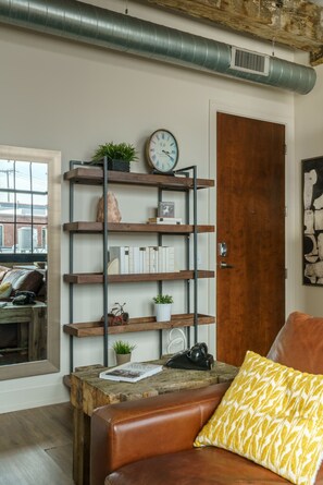 Interior - The City Nook - Free Parking! (Columbus)