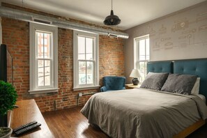 2 bedrooms, iron/ironing board, WiFi, bed sheets - Modern Flat Short North! (Columbus)