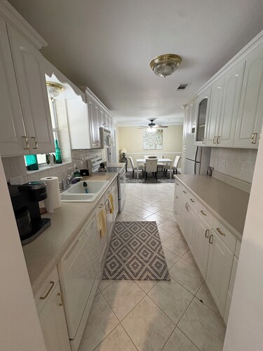 Beautiful 3-bedroom house with AC in Palm Beach Gardens 300 feet from marina.