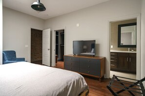 Tabla de planchar con plancha, wifi y ropa de cama 