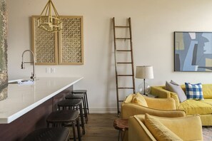 TV - Cozy Chic Ellis Loft (Columbus)