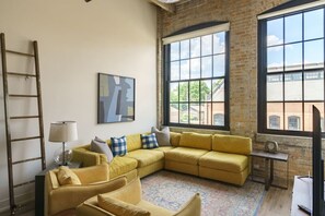 TV - Cozy Chic Ellis Loft (Columbus)