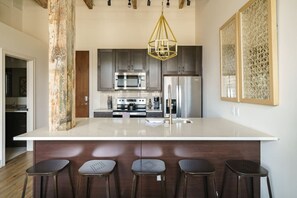 Geladeira, fogão, cooktop, lava-louças